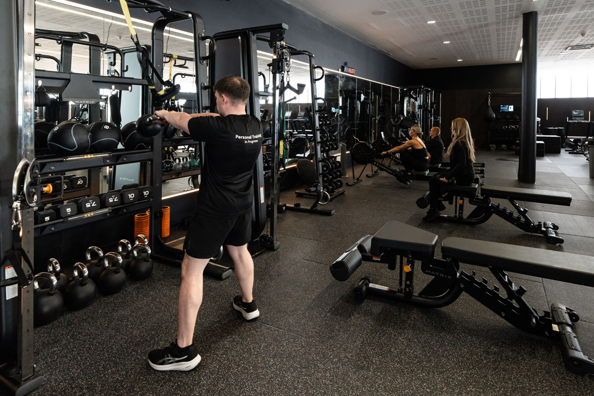 portal gym3 Man using gym equipment