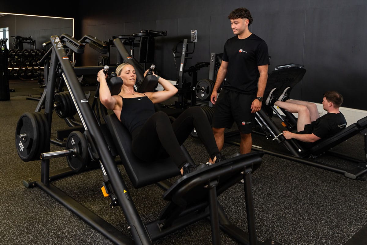 portal gym2 Girl using leg press machine